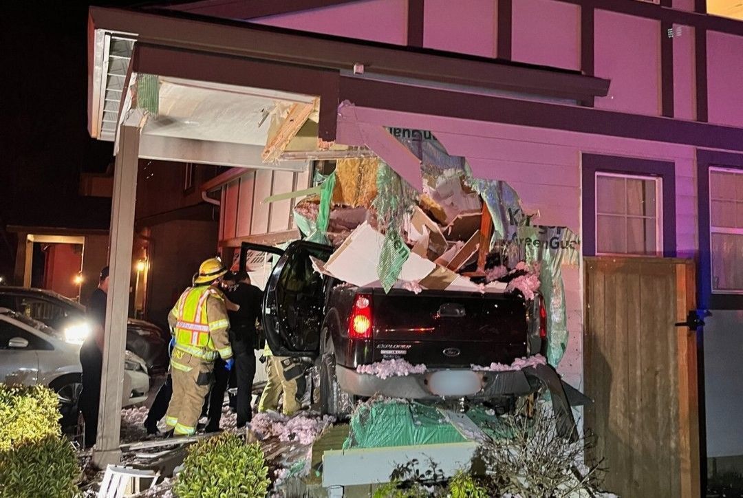 Caminhonete em alta velocidade "voa" e atinge casa no estado do Oregon, nos Estados Unidos
