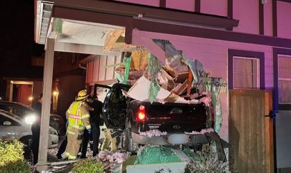 Caminhonete em alta velocidade "voa" e atinge casa no estado do Oregon, nos Estados Unidos