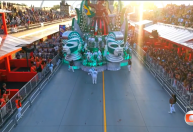 Alegoria trava no meio do desfile e coloca o Camisa na briga para não cair