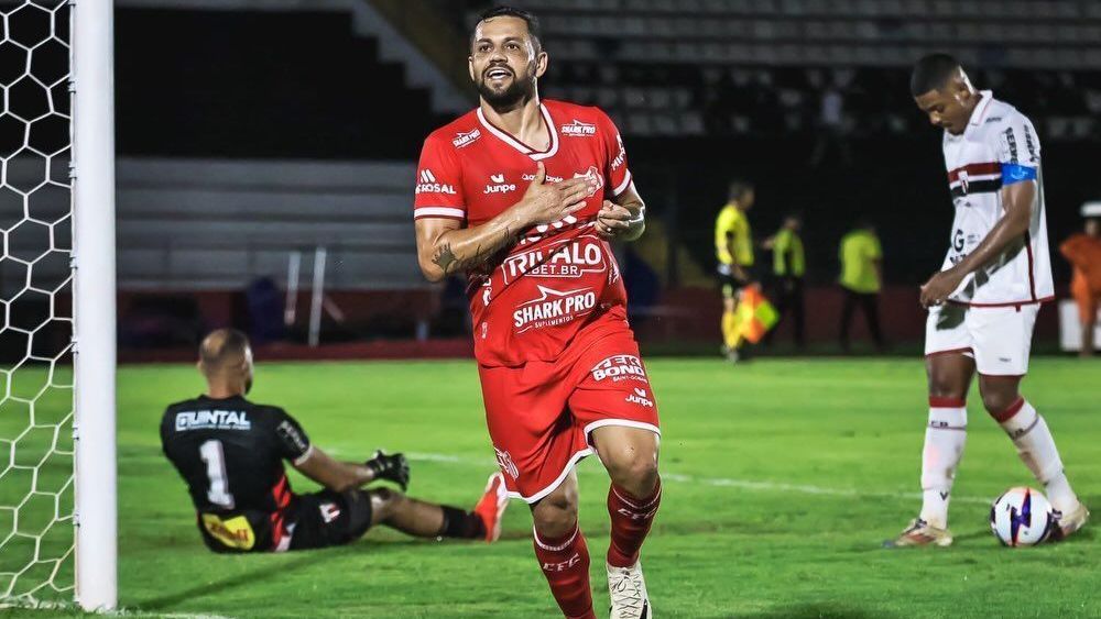 Felipe Azevedo comemora o gol heroico que valeu a classificação do Capivariano sobre o Botafogo-SP pelo Paulistão