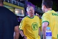 Carlo Ancelotti marca presença em camarote da Marquês de Sapucaí