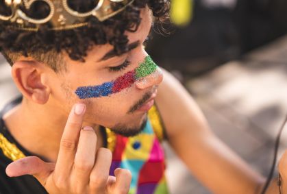 Vai se cobrir de glitter? Saiba como proteger a pele no Carnaval