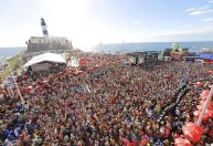 Arrastão da Quarta de Cinzas encerra folia em Salvador com Brown e Léo