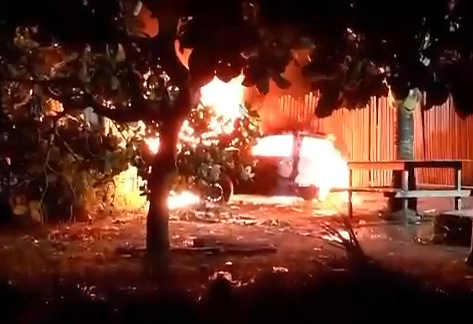 Horas após o ataque, o carro utilizado pelos suspeitos foi encontrado incendiado no bairro Portelinha, área periférica da cidade • Reprodução