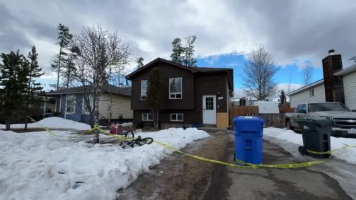 Fita policial isola casa de suspeita de 18 anos após massacre em escola no Canadá