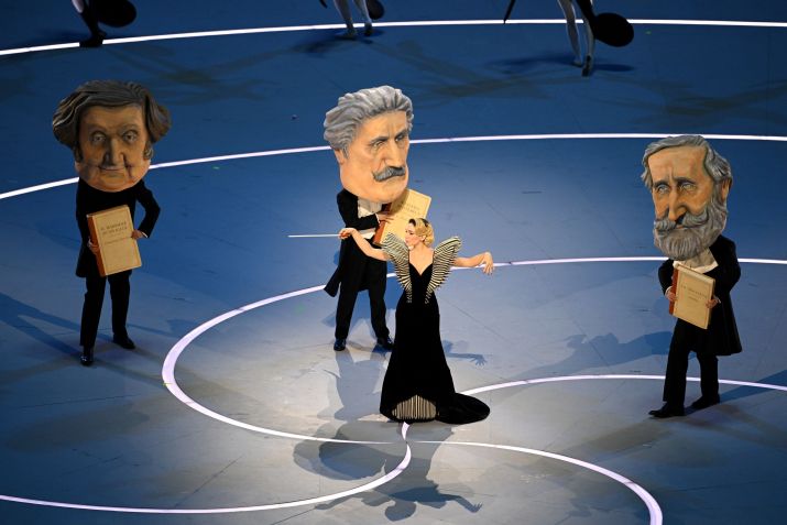 Matilda De Angelis se apresenta com três atores vestidos como os grandes mestres da ópera italiana, Giuseppe Verdei, Giacomo Puccini e Gioachino Rossini, durante a cerimônia de abertura dos Jogos Olímpicos de Inverno de Milão-Cortina 2026 • Matthias Hangst/Getty Images