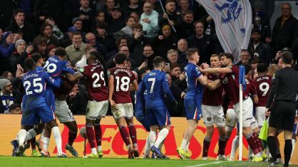 Briga entre jogadores de Chelsea e West Ham em jogo da Premier League
