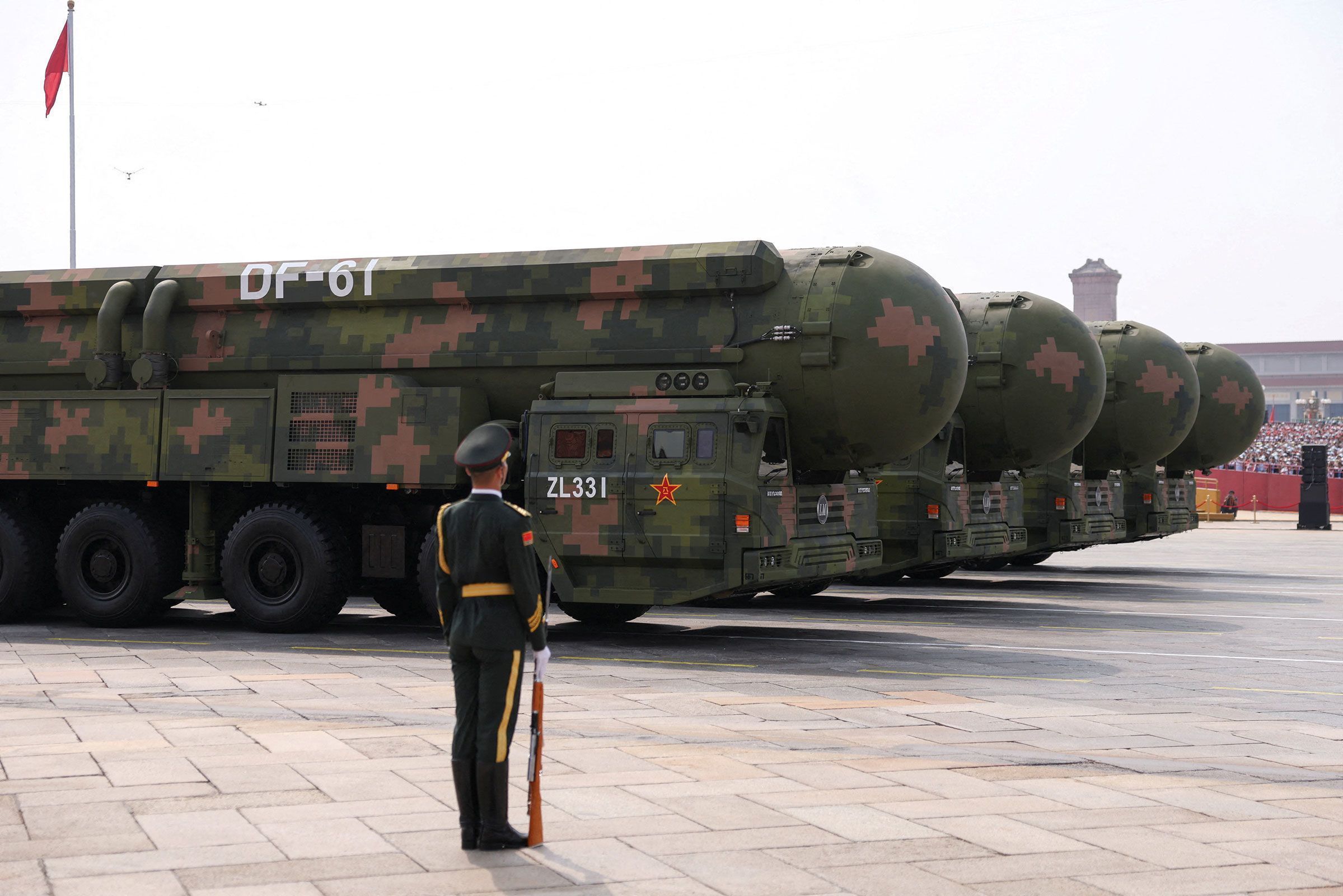 Um membro do Exército de Libertação Popular permanece em pé enquanto o grupo de ataque estratégico exibe mísseis nucleares DF-61 durante um desfile militar para marcar o 80º aniversário do fim da Segunda Guerra Mundial, em Pequim, China, em 3 de setembro de 2025.