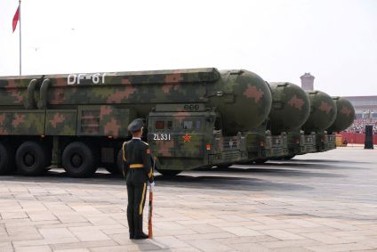 Um membro do Exército de Libertação Popular permanece em pé enquanto o grupo de ataque estratégico exibe mísseis nucleares DF-61 durante um desfile militar para marcar o 80º aniversário do fim da Segunda Guerra Mundial, em Pequim, China, em 3 de setembro de 2025.