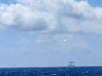 Cápsula de retorno pousa no mar chinês em teste da Mengzhou, foguete que irá para a Lua • CNSA/Divulgação