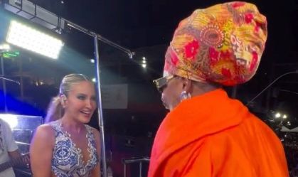 Carlinhos Brown defende Claudia Leitte durante bloco: "Una as pessoas"
