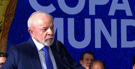 Presidente Lula discursa em cerimônia do Tour da Taça da Copa do Mundo.