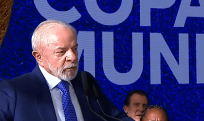 Presidente Lula discursa em cerimônia do Tour da Taça da Copa do Mundo.