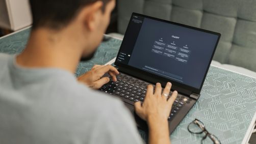 De acordo com ele, a IA pode ajudar na automação de processos, principalmente nas etapas iniciais, mas as decisões finais dependem das habilidades humanas