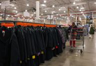 Confiança dos consumidores dos EUA sobe ligeiramente em fevereiro