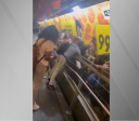 Vídeo: cadeira de rodas enrosca em esteira e causa confusão em metrô de SP