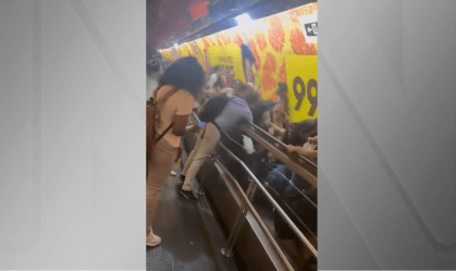 Cadeira de rodas enrosca em esteira e causa confusão em metrô de SP; veja o vídeo