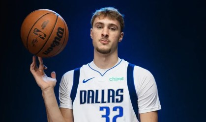 Cooper Flagg com a camisa do Dallas Mavericks