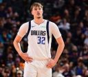 Cooper Flagg sofre entorse no pé e desfalca Dallas Mavericks