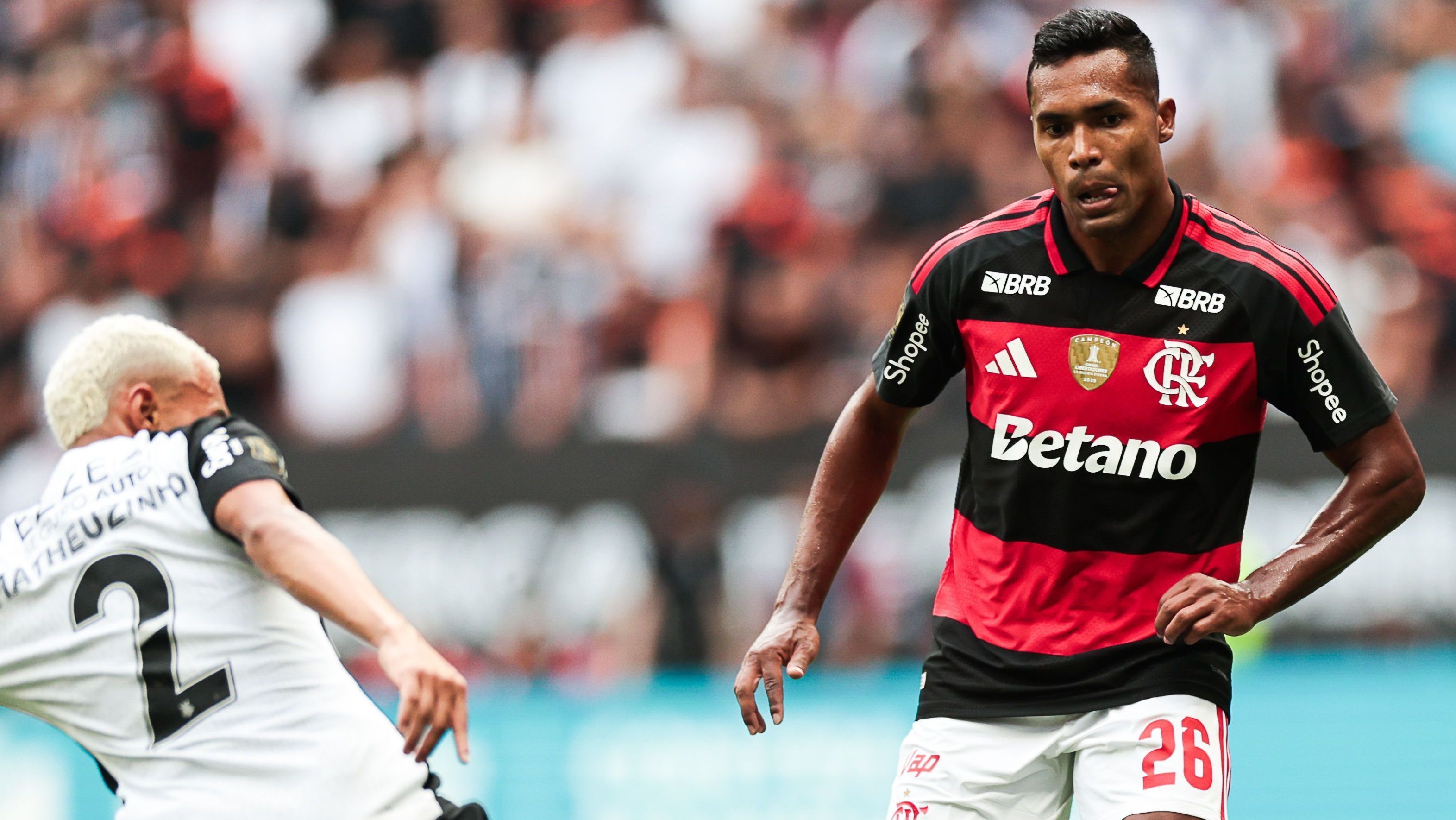Matheuzinho tenta desarmar Alex Sandro em Flamengo 0 x 2 Corinthians
