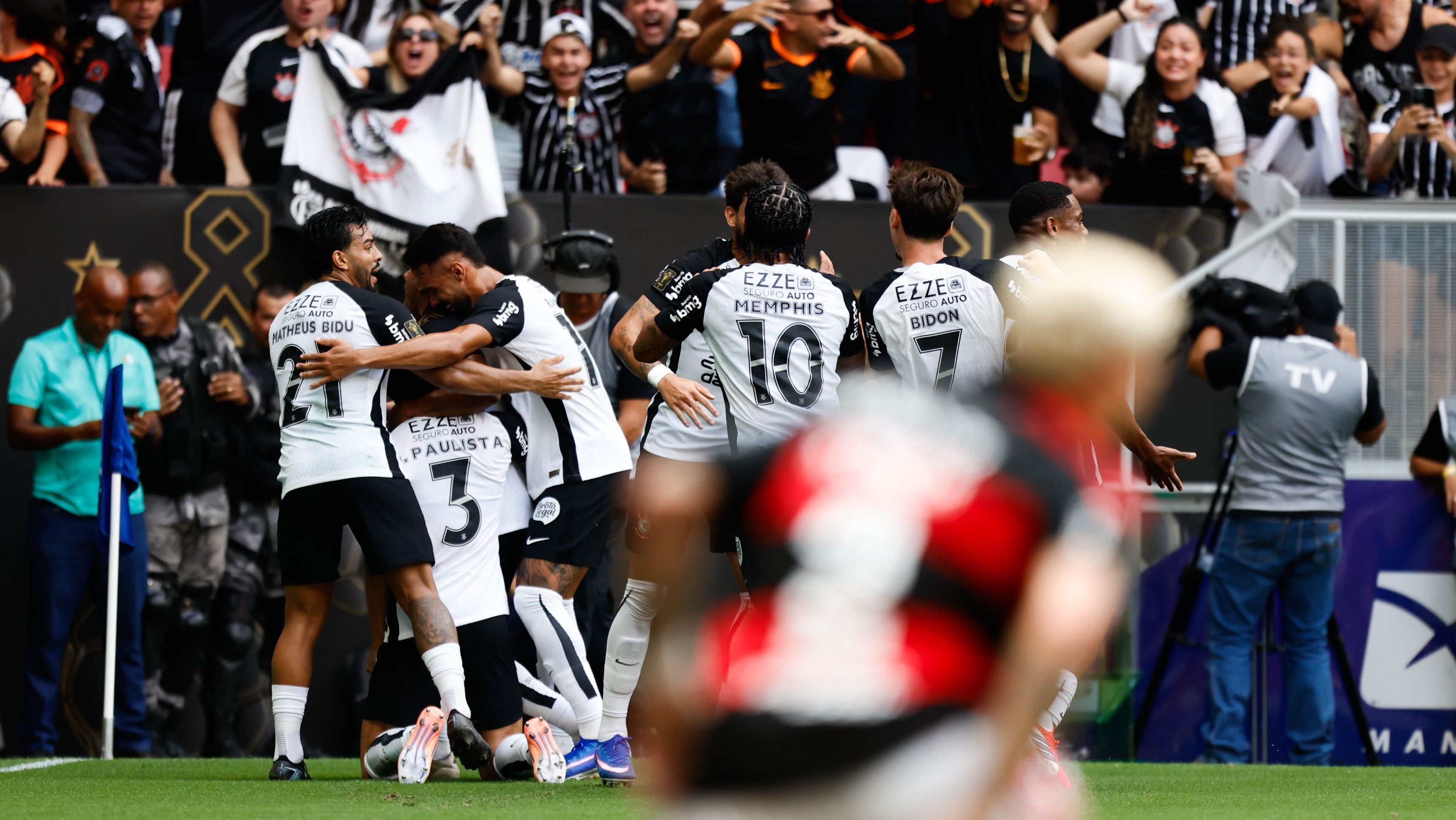 Jogadores do Corinthians comemoram o gol de Gabriel Paulista contra o Flamengo na Supercopa do Brasil