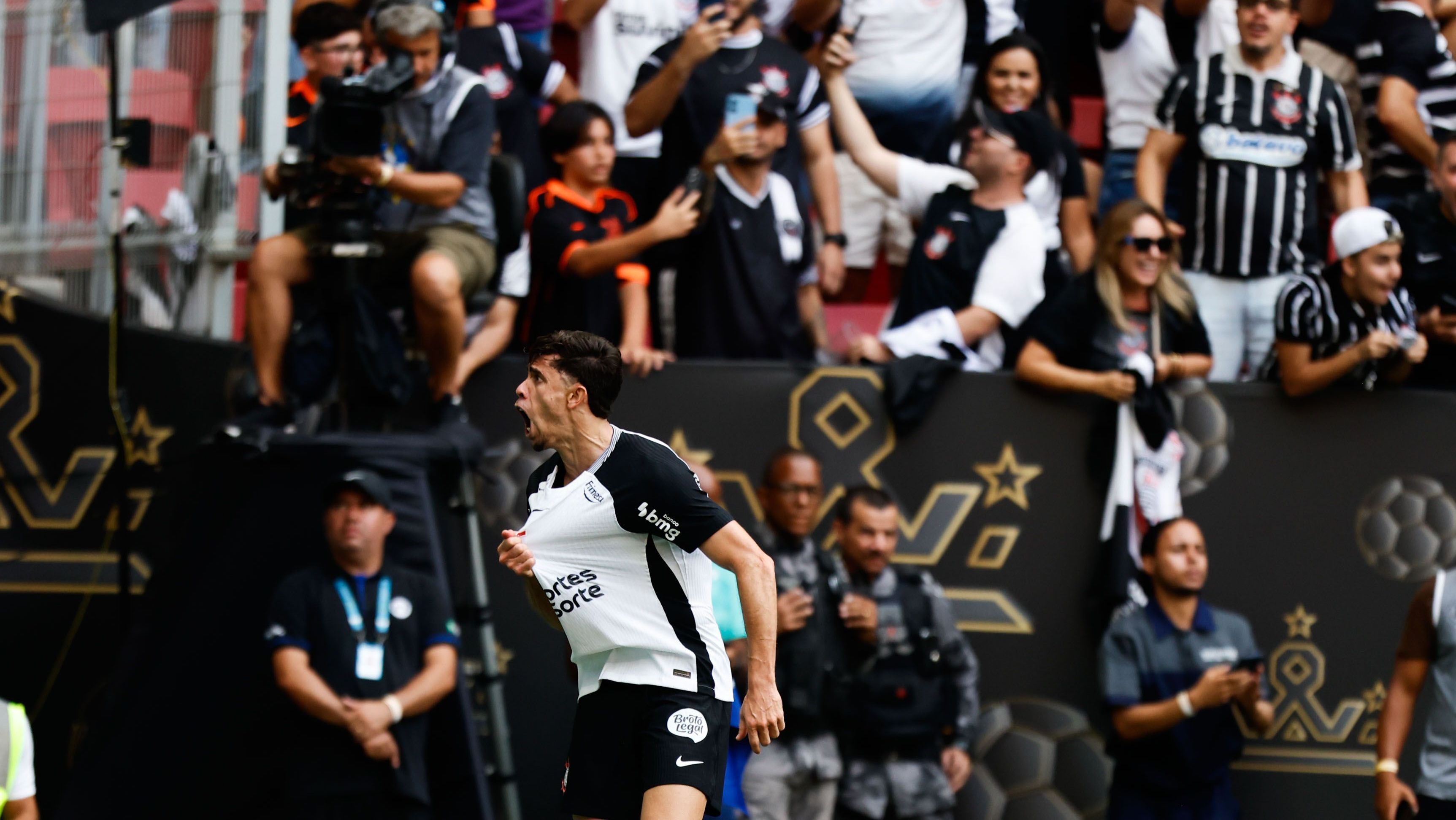Gabriel Paulista comemora gol do Corinthians contra o Flamengo na final da Supercopa do Brasil