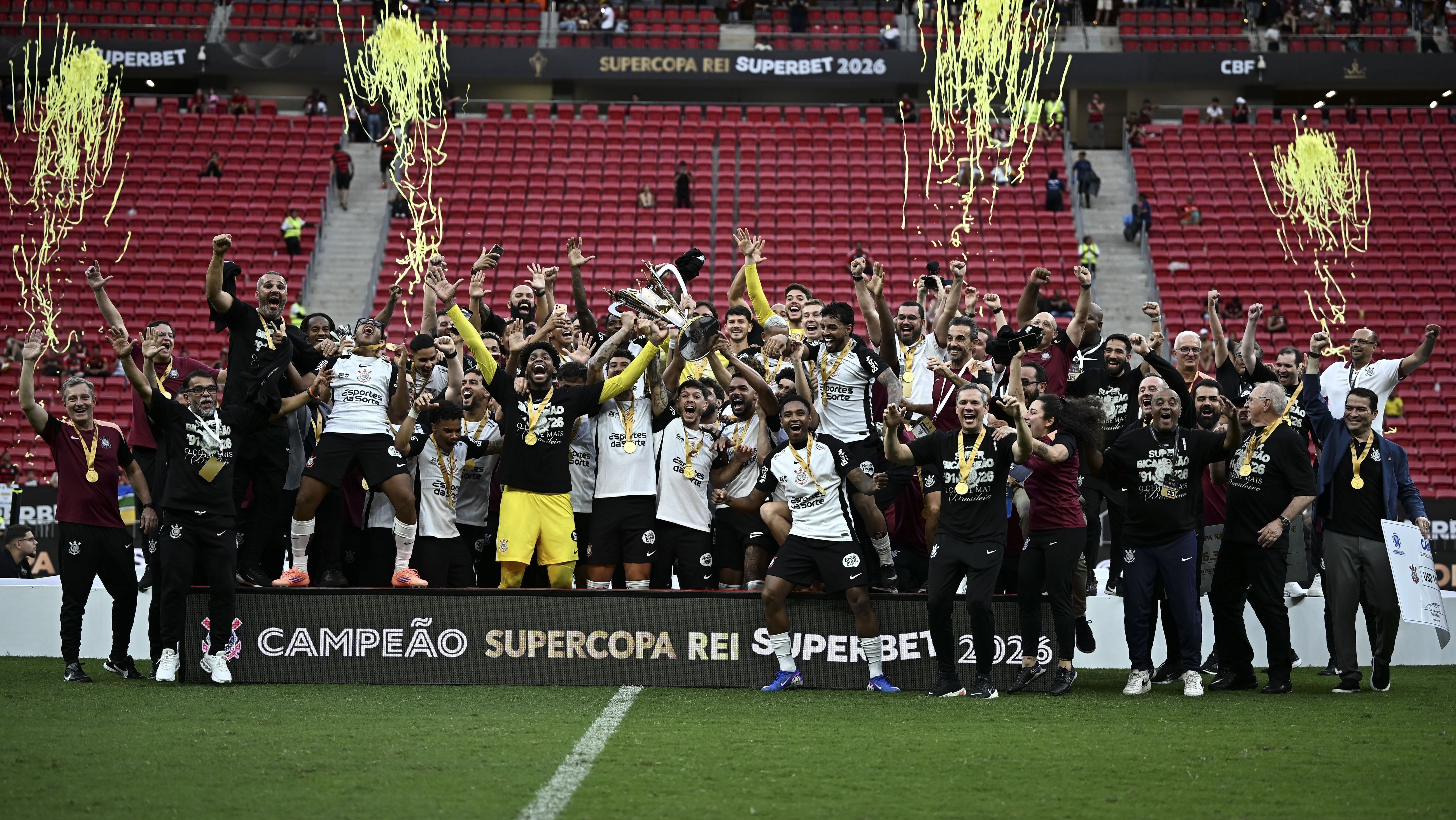 Jogadores do Corinthians levantam o troféu da Supercopa do Brasil após vencerem o Flamengo