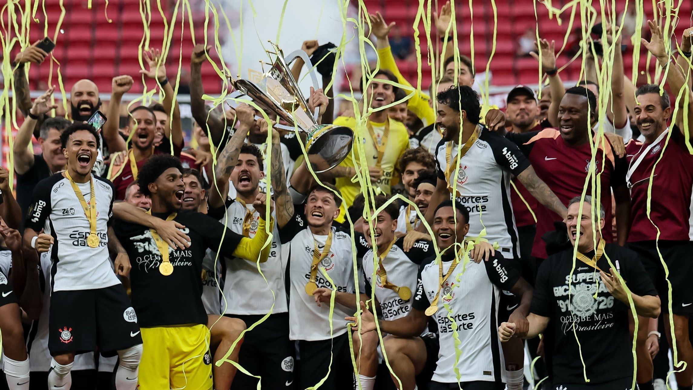Jogadores do Corinthians levantam o troféu da Supercopa do Brasil após vencerem o Flamengo