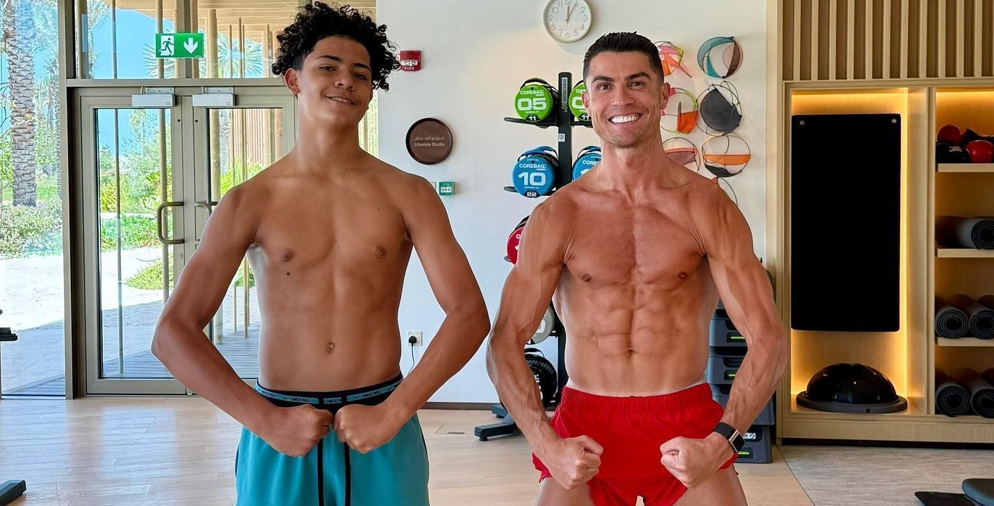 Cristiano Ronaldo brinca com físico de dar inveja com seu filho