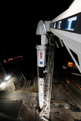 Um foguete Falcon 9 da SpaceX, com a espaçonave Dragon da empresa acoplada, está posicionado verticalmente na plataforma de lançamento do Complexo de Lançamento Espacial 40, na Estação da Força Espacial de Cabo Canaveral, na Flórida • Nasa