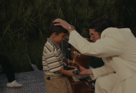 Quem é o garoto que recebeu o Grammy de Bad Bunny no Super Bowl?