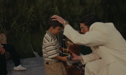 Saiba quem é o garoto que recebeu o Grammy de Bad Bunny no Super Bowl