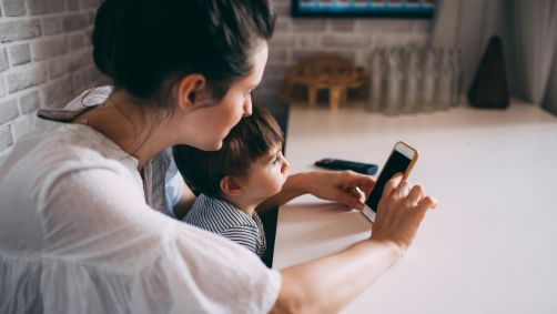 Ações recentes das redes sociais e jogos online envolvem verificação facial de idade, uso de inteligência artificial para identificar a faixa etária e consentimento dos pais