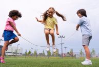 Pais buscam alternativas a telas e priorizam experiências reais às crianças