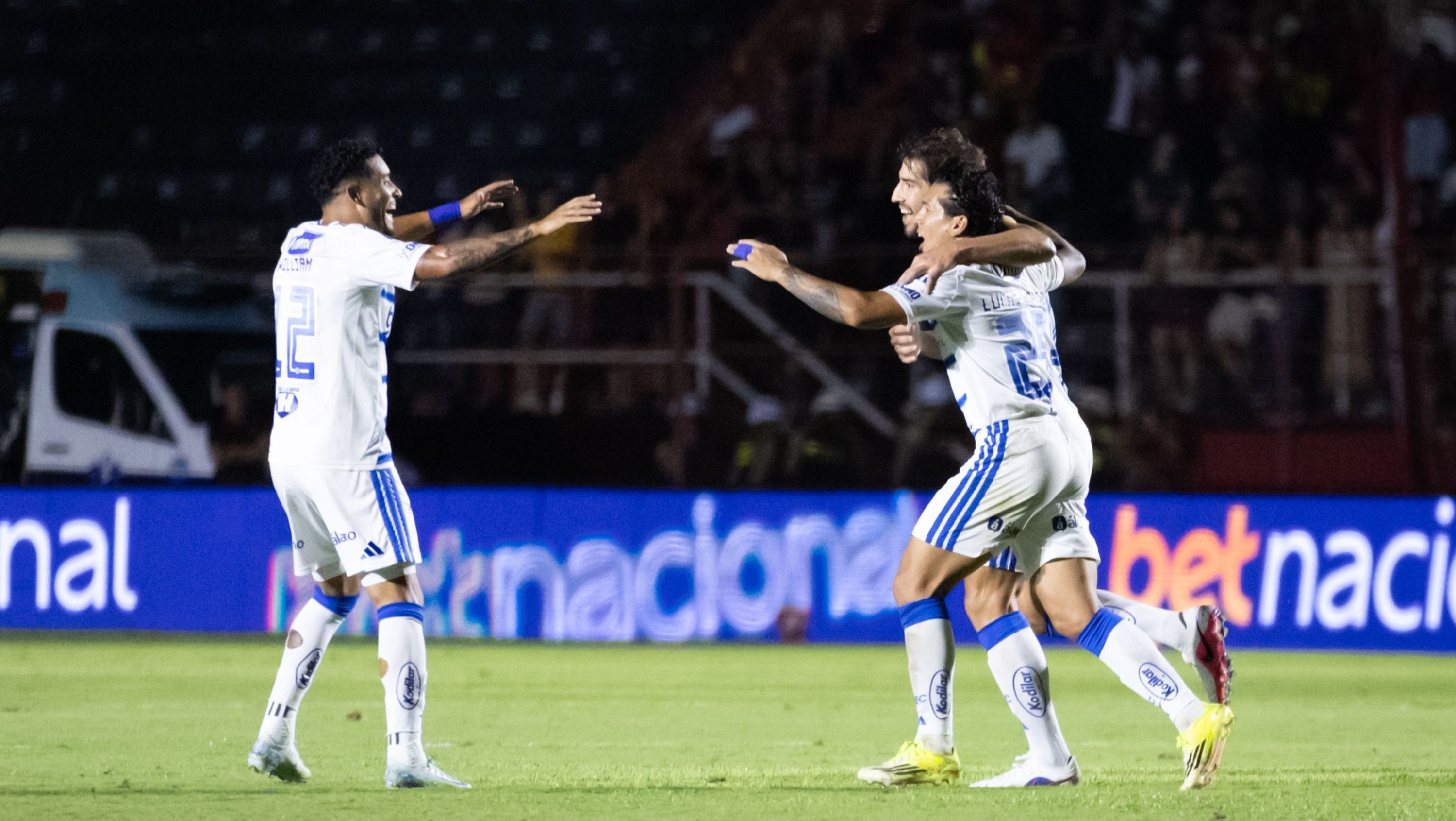 Lucas Silva comemora gol com companheiros de equipe