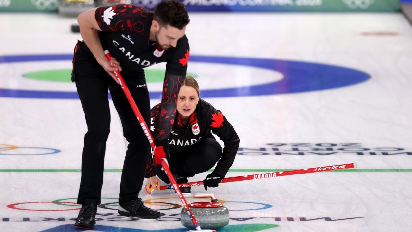 Lance de uma partida de curling nos Jogos Olímpicos de Inverno Milão-Cortina • Richard Heathcote/Getty Images