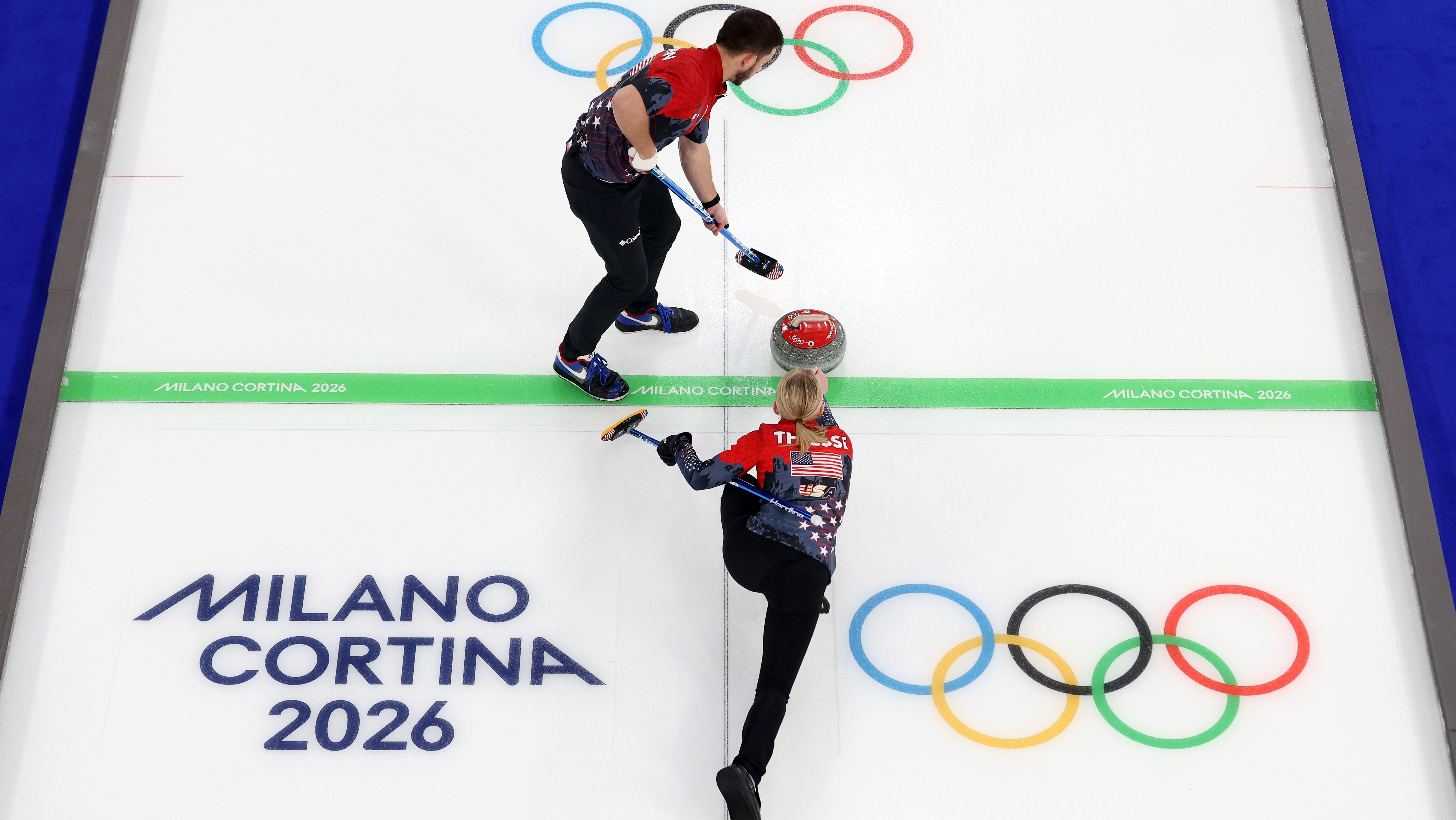 Lance de uma partida de curling nos Jogos Olímpicos de Inverno Milão-Cortina • Carmen Mandato/Getty Images