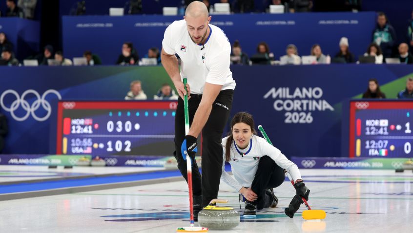 Lance de uma partida de curling nos Jogos Olímpicos de Inverno Milão-Cortina • Al Bello/Getty Images
