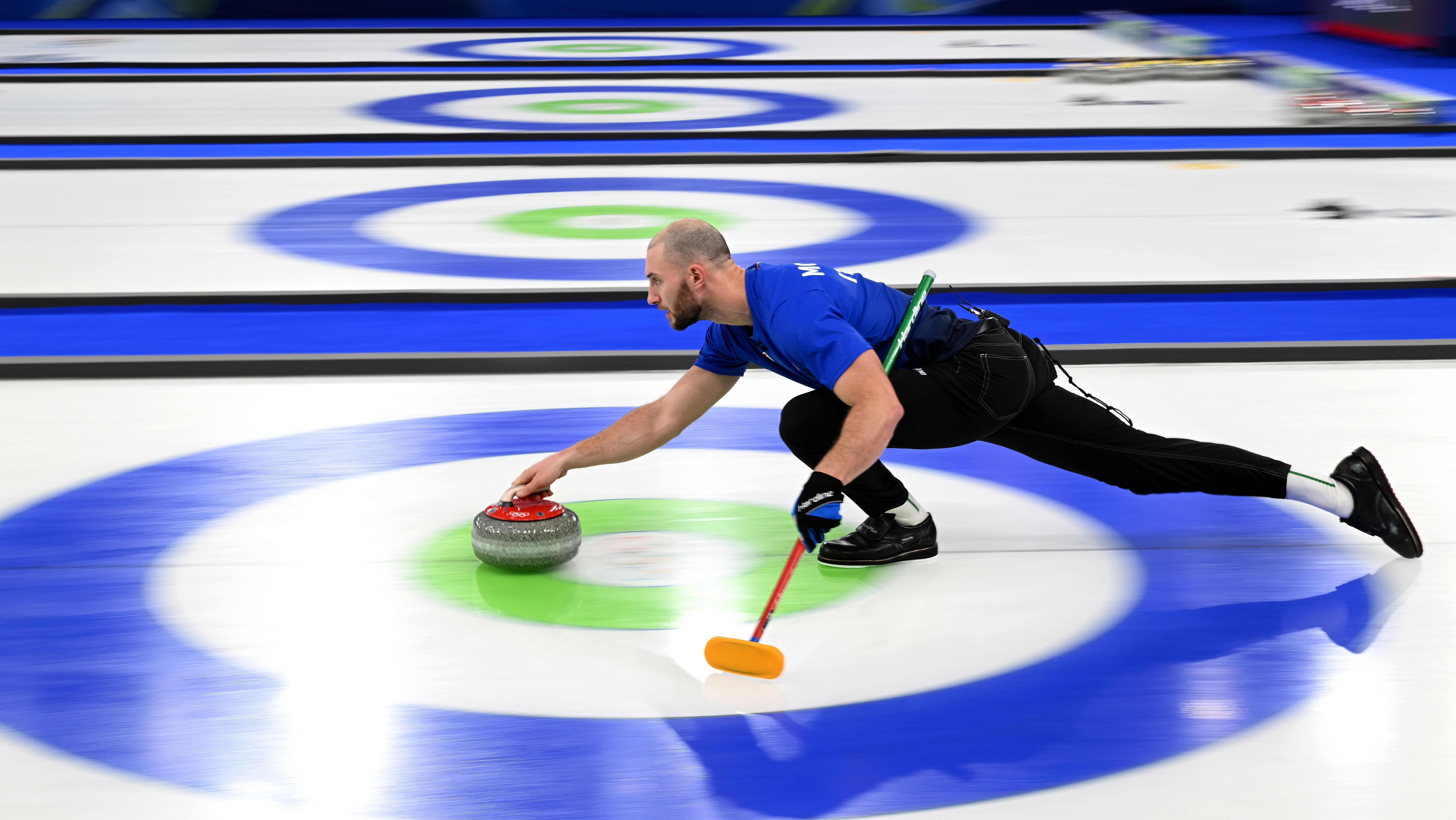Lance de uma partida de curling nos Jogos Olímpicos de Inverno Milão-Cortina