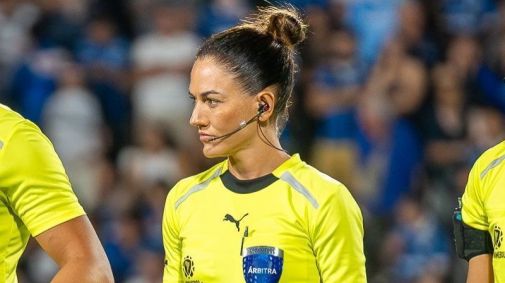 Daiane Muniz durante partida da Pré-Libertadores; árbitra foi escolhida para apitar a semifinal do Paulistão entre Palmeiras e São Paulo