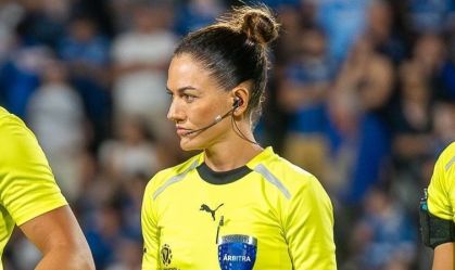 Daiane Muniz durante partida da Pré-Libertadores; árbitra foi escolhida para apitar a semifinal do Paulistão entre Palmeiras e São Paulo