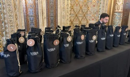 Especialistas contam como degustar vinhos em uma prova às cegas