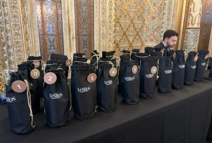 Especialistas contam como degustar vinhos em uma prova às cegas