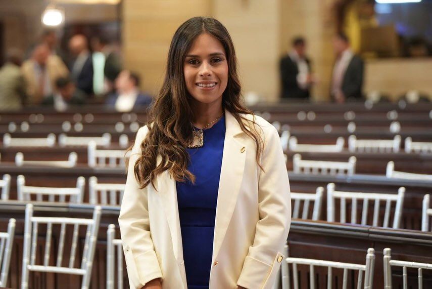 Deputada colombiana Angela Vergara G. denunciou que o filho, Rafael Vergara, foi detido em condições "desumanas" pelo ICE nos EUA. • Reprodução