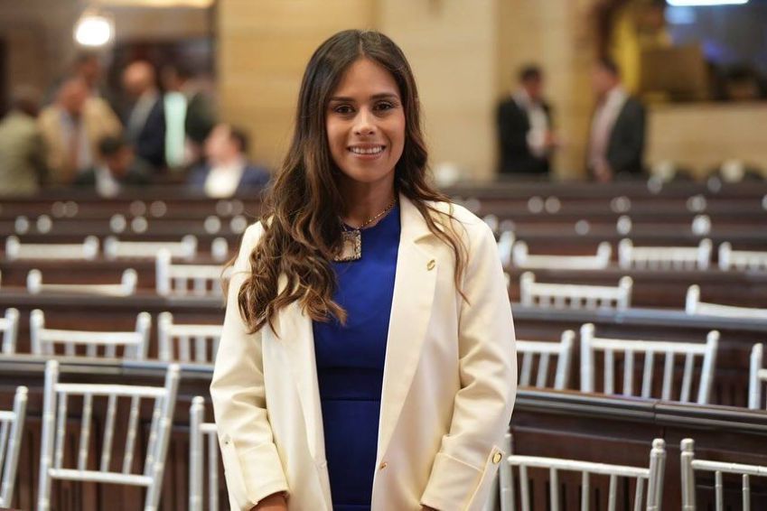 Deputada colombiana Angela Vergara G. denunciou que o filho, Rafael Vergara, foi detido em condições "desumanas" pelo ICE nos EUA. • Reprodução