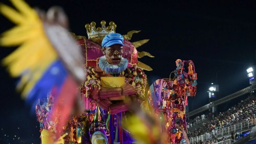 Carro alegórico da escola de samba Portela durante apresentação do desfile das campeãs do grupo especial do Rio de Janeiro no Sambódromo da Marques de Sapucaí