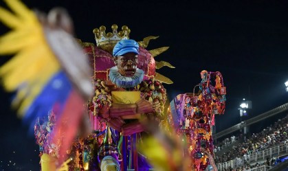 Carro alegórico da escola de samba Portela durante apresentação do desfile das campeãs do grupo especial do Rio de Janeiro no Sambódromo da Marques de Sapucaí
