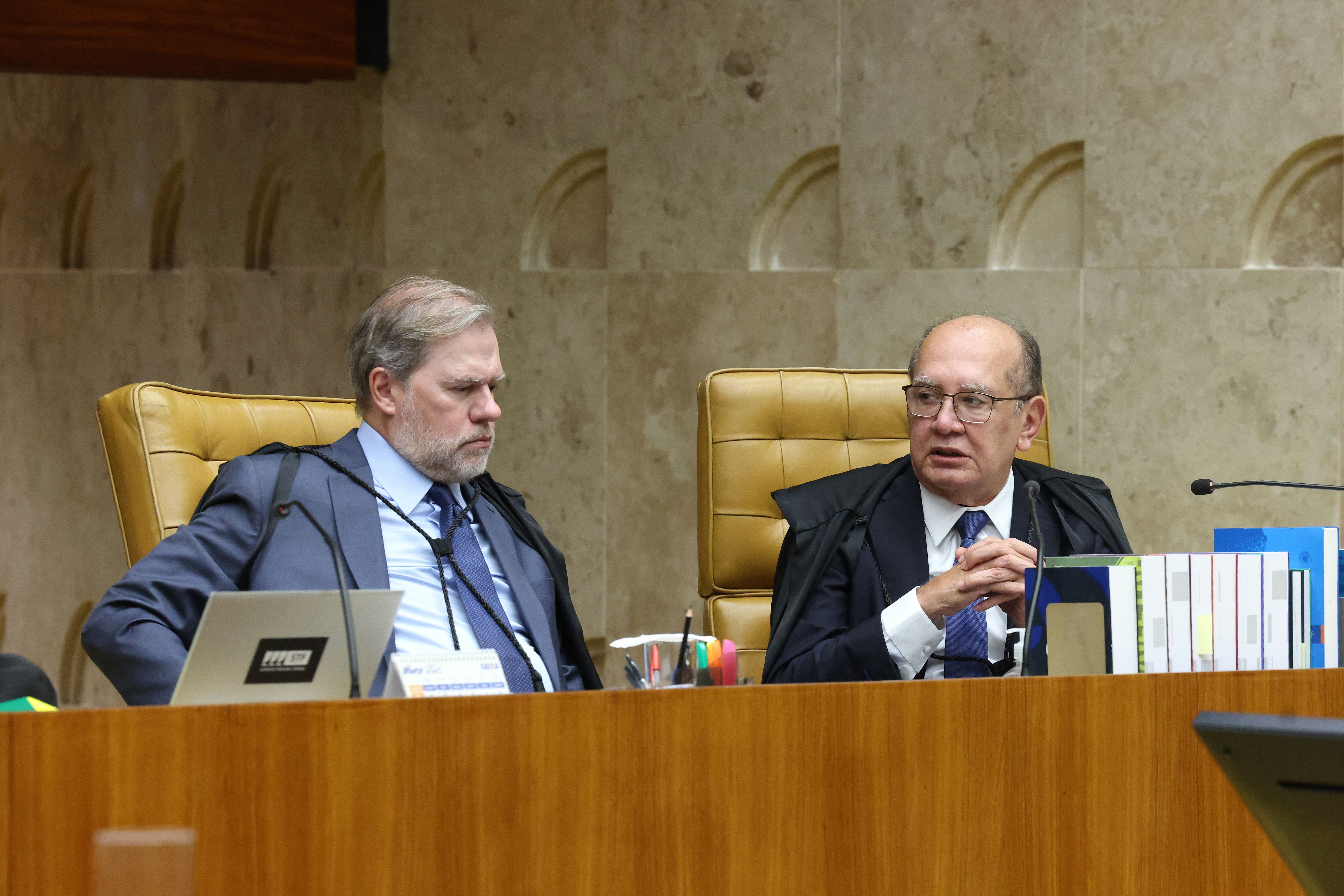 O ministro Dias Toffoli e o decano Gilmar Mendes em sessão plenária do STF