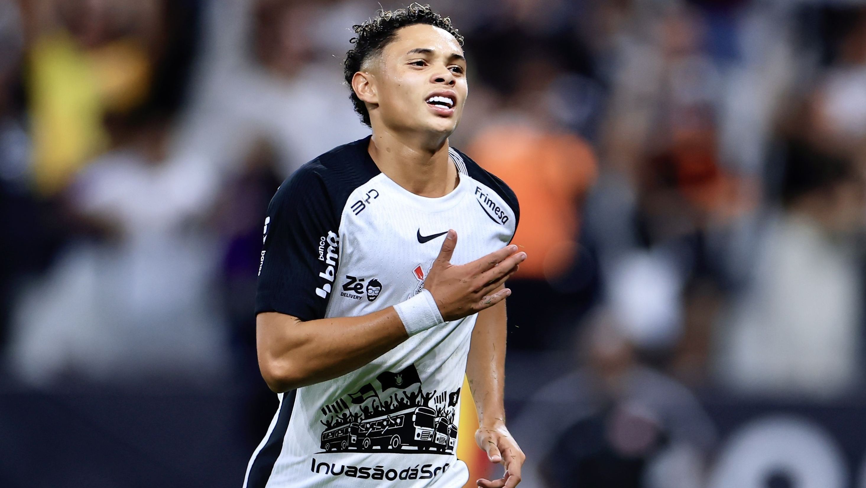 Dieguinho comemora gol do Corinthians sobre o Capivariano