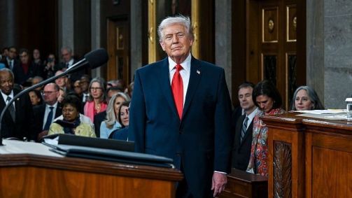 Presidente dos EUA, Donald Trump, chega para proferir o discurso sobre o Estado da União durante uma sessão conjunta do Congresso na Câmara dos Representantes, no Capitólio, em 24 de fevereiro de 2026, em Washington, DC